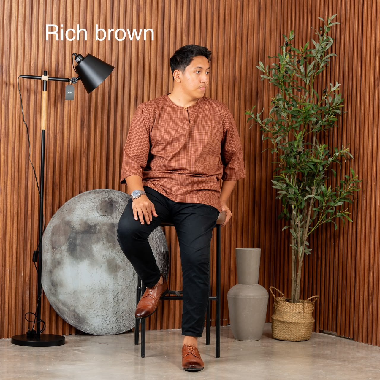 Model wearing Umier Rich Brown